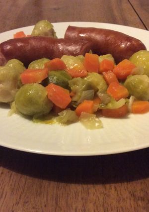 Une photo de Cocotte de Choux de Bruxelles et Saucisses Fumées