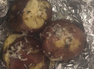 Una foto de Papas al horno con finas hierbas y queso palmesano
