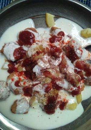 A picture of Dahi bhalla.