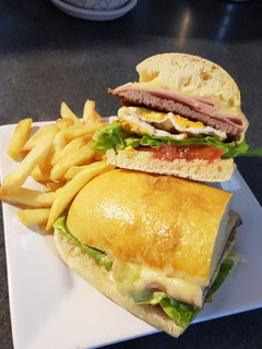 Una foto de Chivito uruguayo con pan casero 🇺🇾🇺🇾🇺🇾