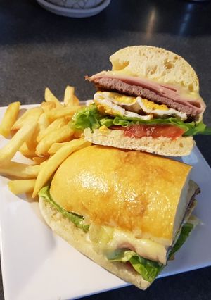 Una foto de Chivito uruguayo con pan casero 🇺🇾🇺🇾🇺🇾