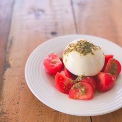 A picture of Burrata caprese.