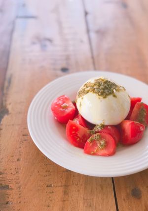 A picture of Burrata caprese.