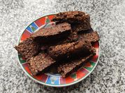 Una foto de barritas de cereales con chocolate