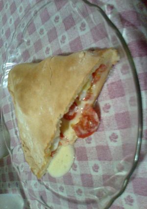 Una foto de Calzoni de jamon queso huevos, tomate y cebolla