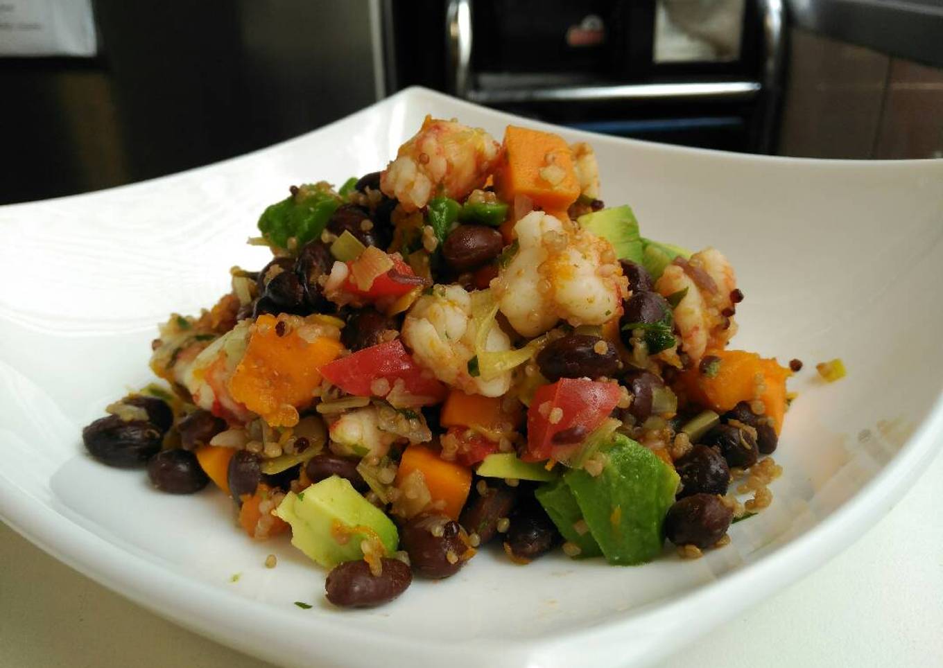 Frijoles negros con calabaza, langostinos y aguacate