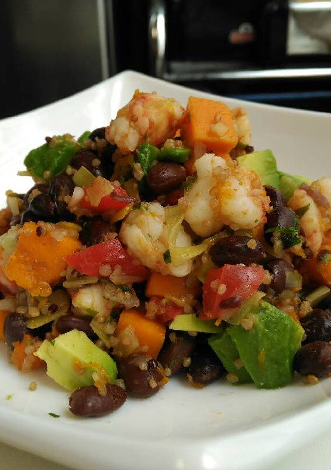 Una foto de Frijoles negros con calabaza, langostinos y aguacate