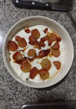 Una foto de Postre con yogurt griego