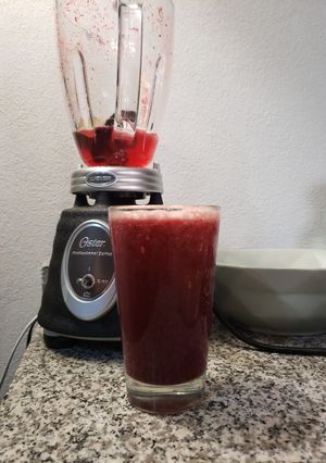 Una foto de Agua de betabel, pepino y limón