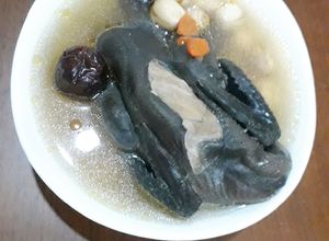 Hình của món Gà ác hầm táo đỏ, hạt sen.