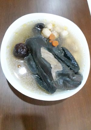 Hình của món Gà ác hầm táo đỏ, hạt sen.