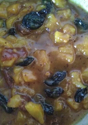 A picture of Apple black grapes chutney.