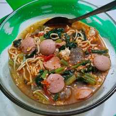 A picture of Seblak kuah mie.