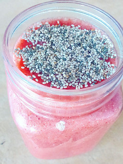 Una foto de Licuado de frutilla, plátano, jengibre y semillas de chía
