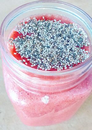 Una foto de Licuado de frutilla, plátano, jengibre y semillas de chía