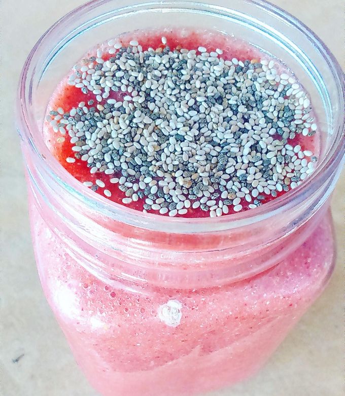 Una foto de Licuado de frutilla, plátano, jengibre y semillas de chía