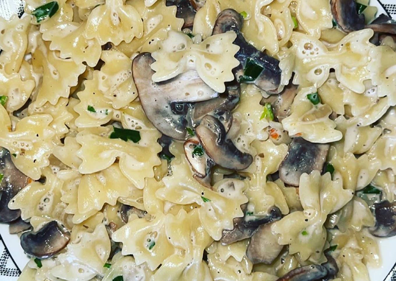Farfalle aux champignons de Paris et sa sauce estragon