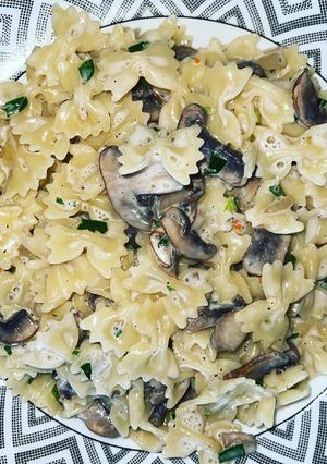Une photo de Farfalle aux champignons de Paris et sa sauce estragon