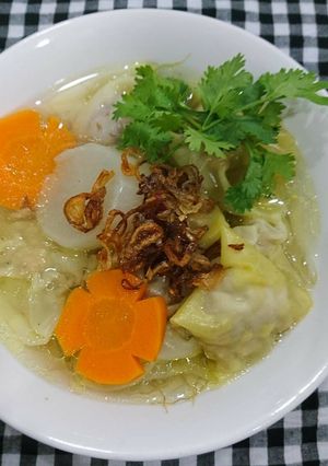Hình của món Hoành thánh nước lèo.