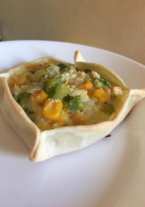 Una foto de Canastitas de zapallitos, choclo y cebolla🌽