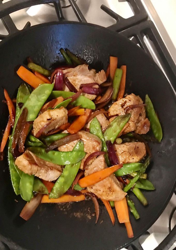 Una foto de Solomillo de cerdo con verduras al wok