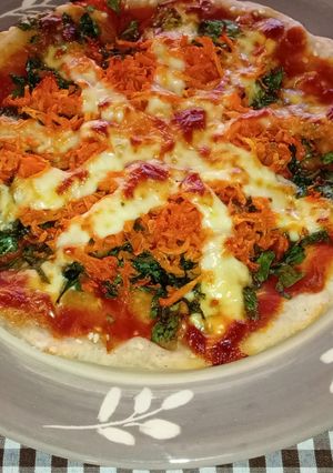Una foto de Pizza individual de perejil y zanahoria 🍕☘️🥕