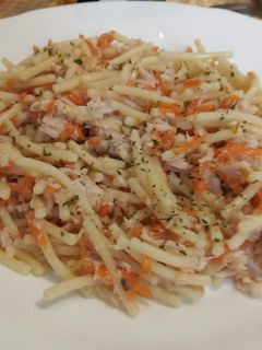 Una foto de Fideos con zanahoria y atún
