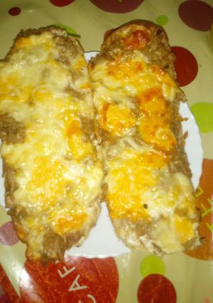 Una foto de Panini de queso a las finas hierbas con atún a la piedra