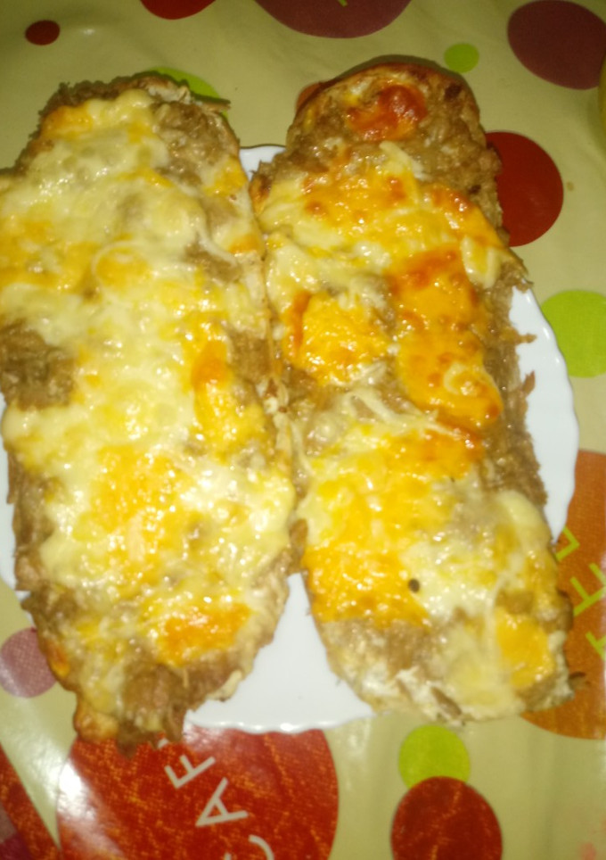 Una foto de Panini de queso a las finas hierbas con atún a la piedra