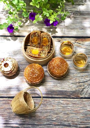 A picture of Mixed Mooncakes with Jamón and Salted Egg Yolk.