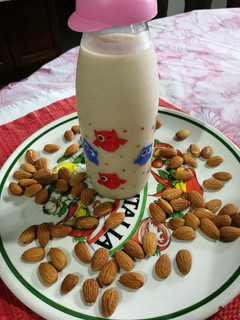 Una foto de Leche de almendras💕