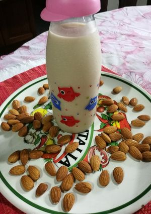 Una foto de Leche de almendras💕