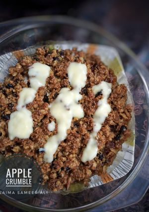 A picture of Apple crumble with custard.