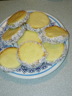 Una foto de Alfajores de masa quebrada, dulce de leche y coco FACILÍSIMOS