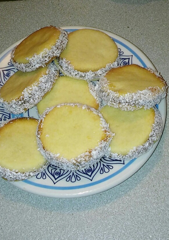 Una foto de Alfajores de masa quebrada, dulce de leche y coco FACILÍSIMOS