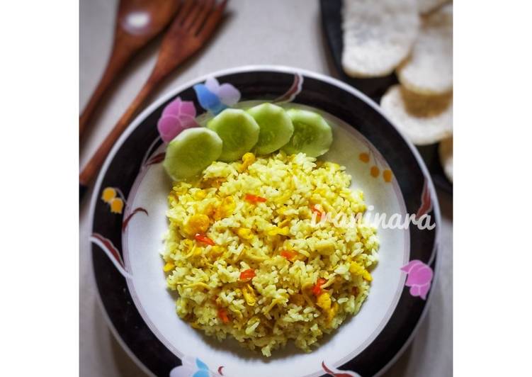 Bagaimana Menyiapkan Nasi Goreng Kunyit, Enak