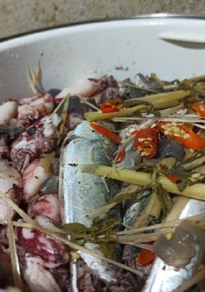 Hình của món Cá nục, mực hấp cuốn bánh tráng.