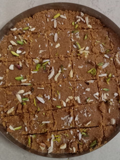 મોહનથાળ (mohanthal recipe in Gujarati) રેસીપી મુખ્ય ફોટો