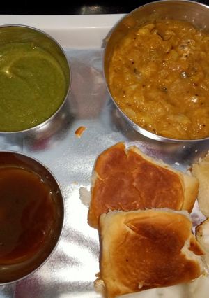 केला भाजी विद स्टफ्ड पाव (Banana Bhaji With Stuffed Pav Recipe In Hindi) रेसिपी मुख्य फोटो