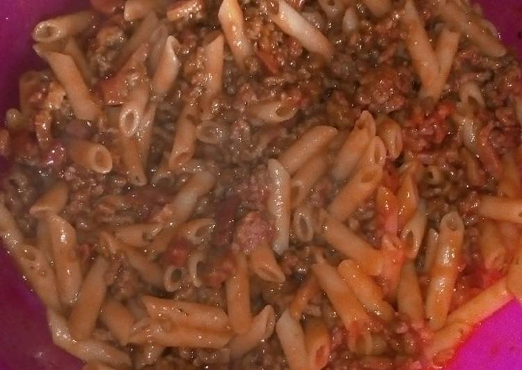 Macarrones con carne picada chorizo y bacon