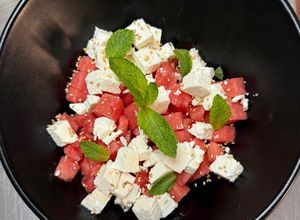 Foto principal de Ensalada de sandía con queso feta y menta 🍉