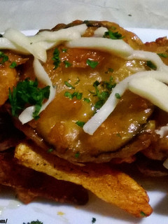 Una foto de Berenjenas en tempura con miel y queso mozzarella, acompañadas de patatas deluxe