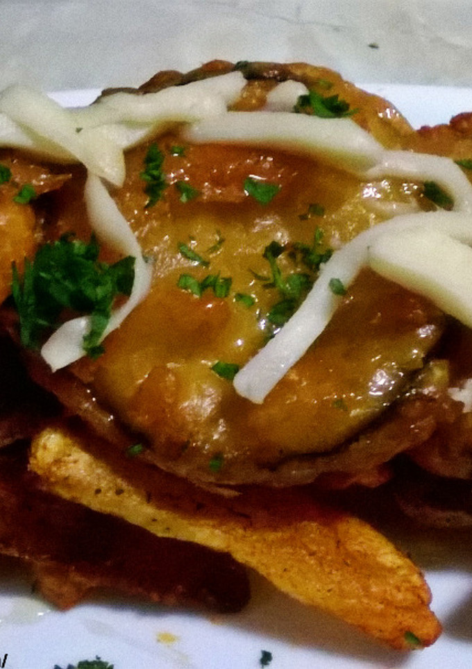 Una foto de Berenjenas en tempura con miel y queso mozzarella, acompañadas de patatas deluxe