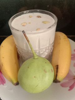 બનાના પેર સ્મુધી (Banana Pear Smoothie Recipe In Gujarati) રેસીપી મુખ્ય ફોટો