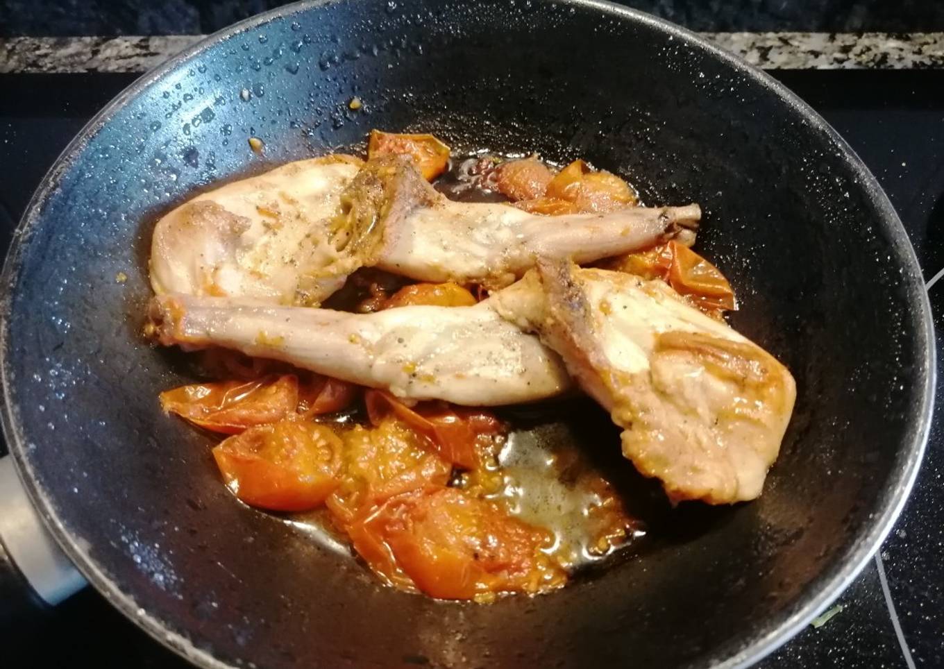 325. Paletillas de Conejo guisado con tomates