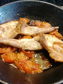 Una foto de 325. Paletillas de Conejo guisado con tomates