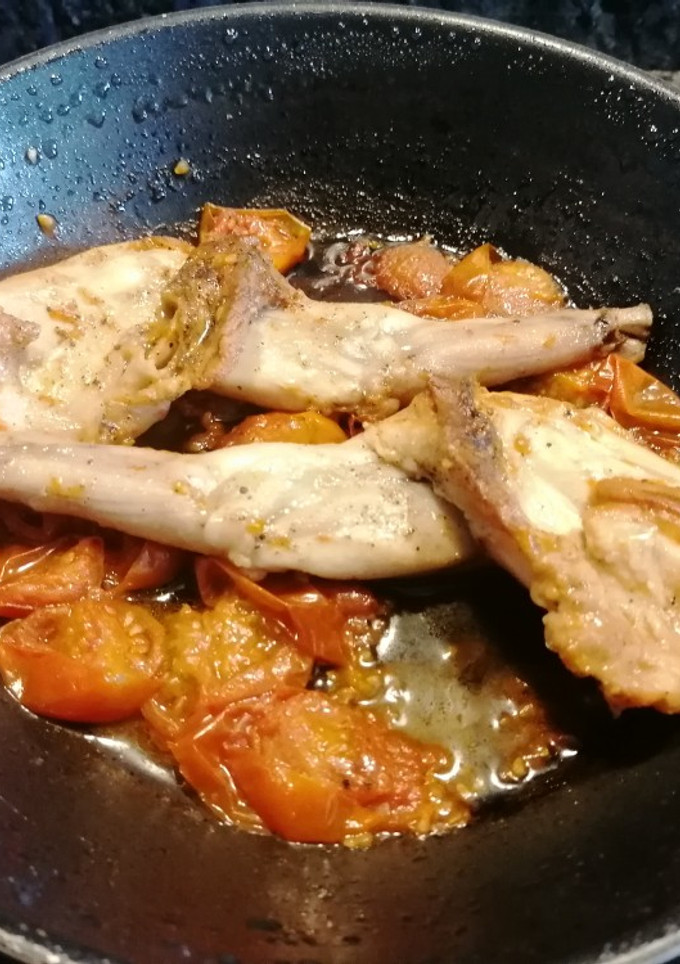 Una foto de 325. Paletillas de Conejo guisado con tomates