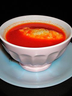 Una foto de Crema de tomates díet con croquetas translúcidas de sémola de maíz