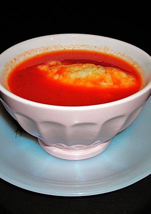 Foto principal de Crema de tomates díet con croquetas translúcidas de sémola de maíz