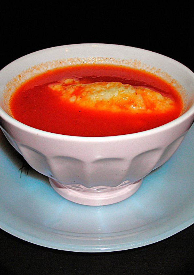 Una foto de Crema de tomates díet con croquetas translúcidas de sémola de maíz